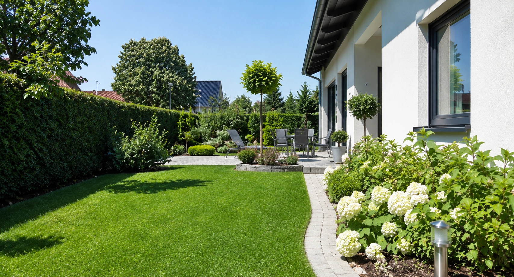 Professionell gepflegte Garten- und Grünanlage