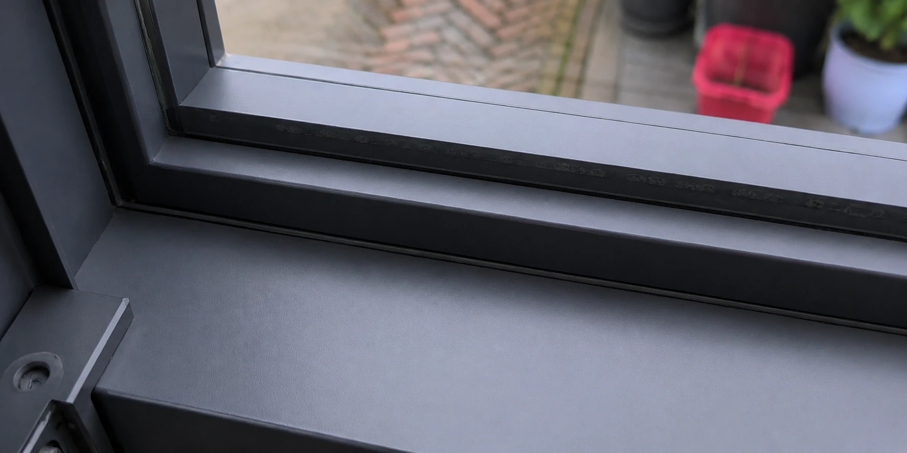 Sauberer Fensterrahmen nach der Reinigung