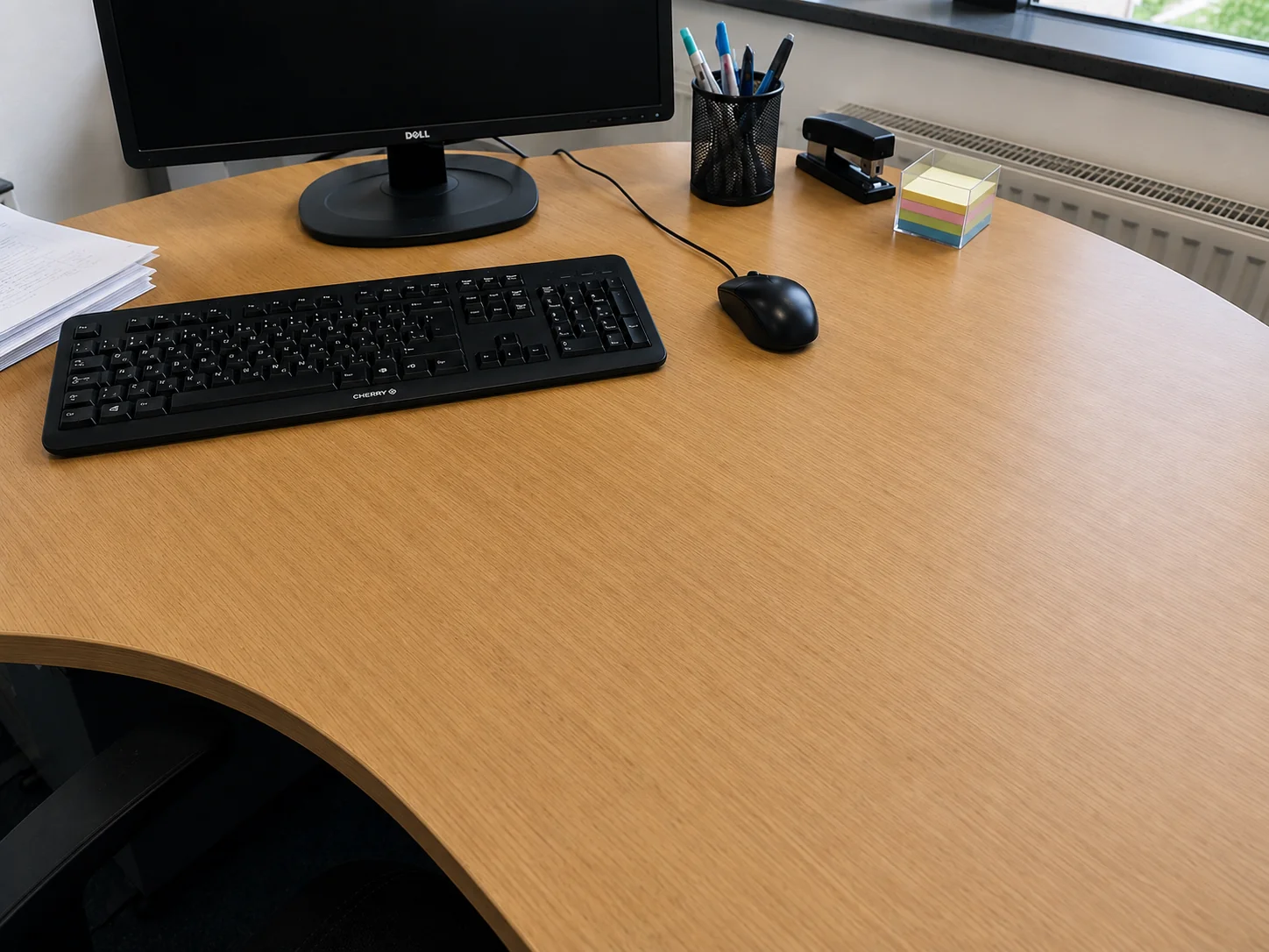 Sauberer Bürotisch nach der Reinigung