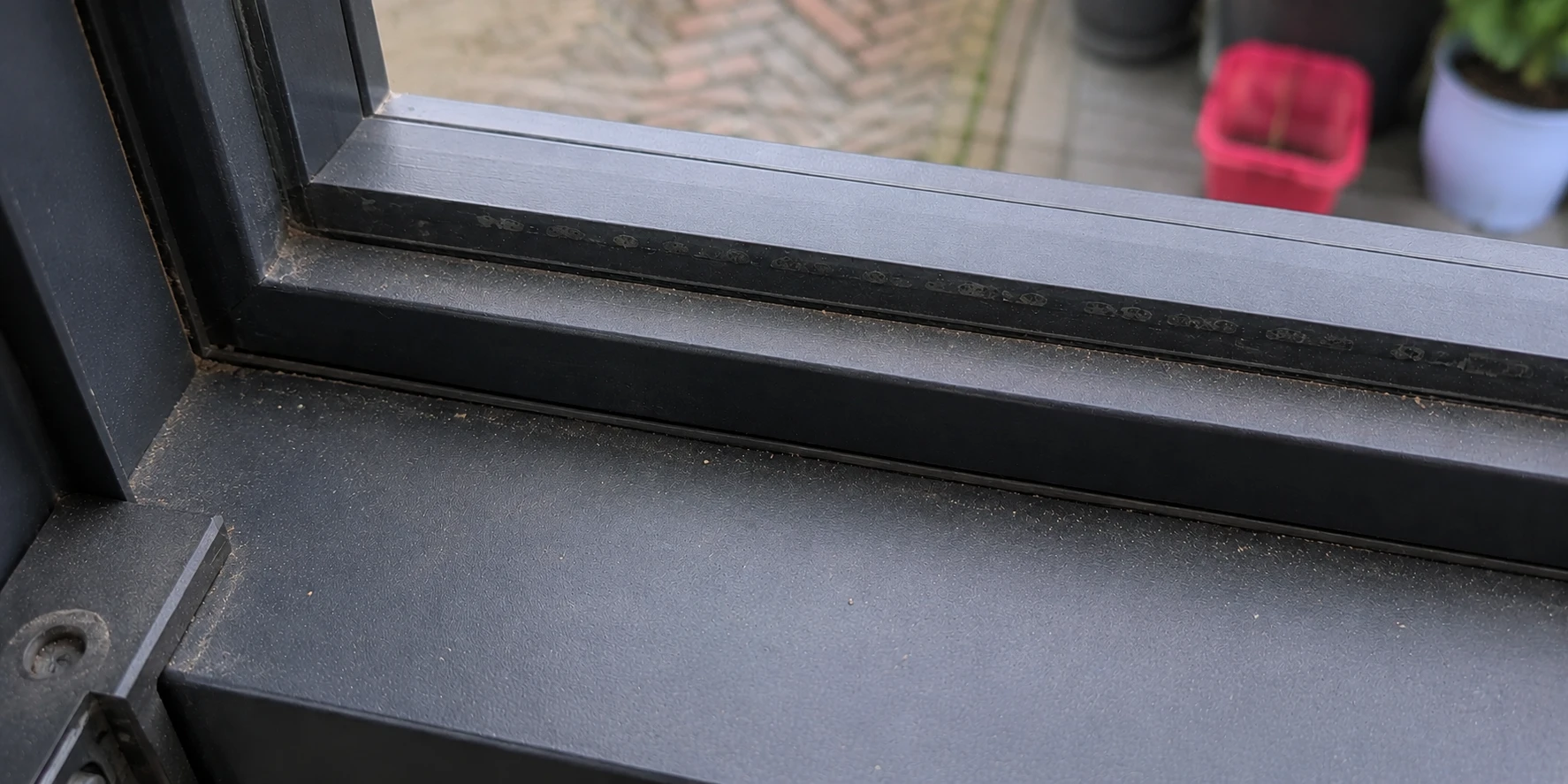 Verschmutzter Fensterrahmen vor der Reinigung