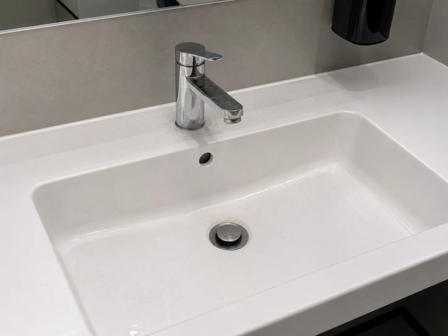 Verschmutztes Waschbecken vor der Reinigung