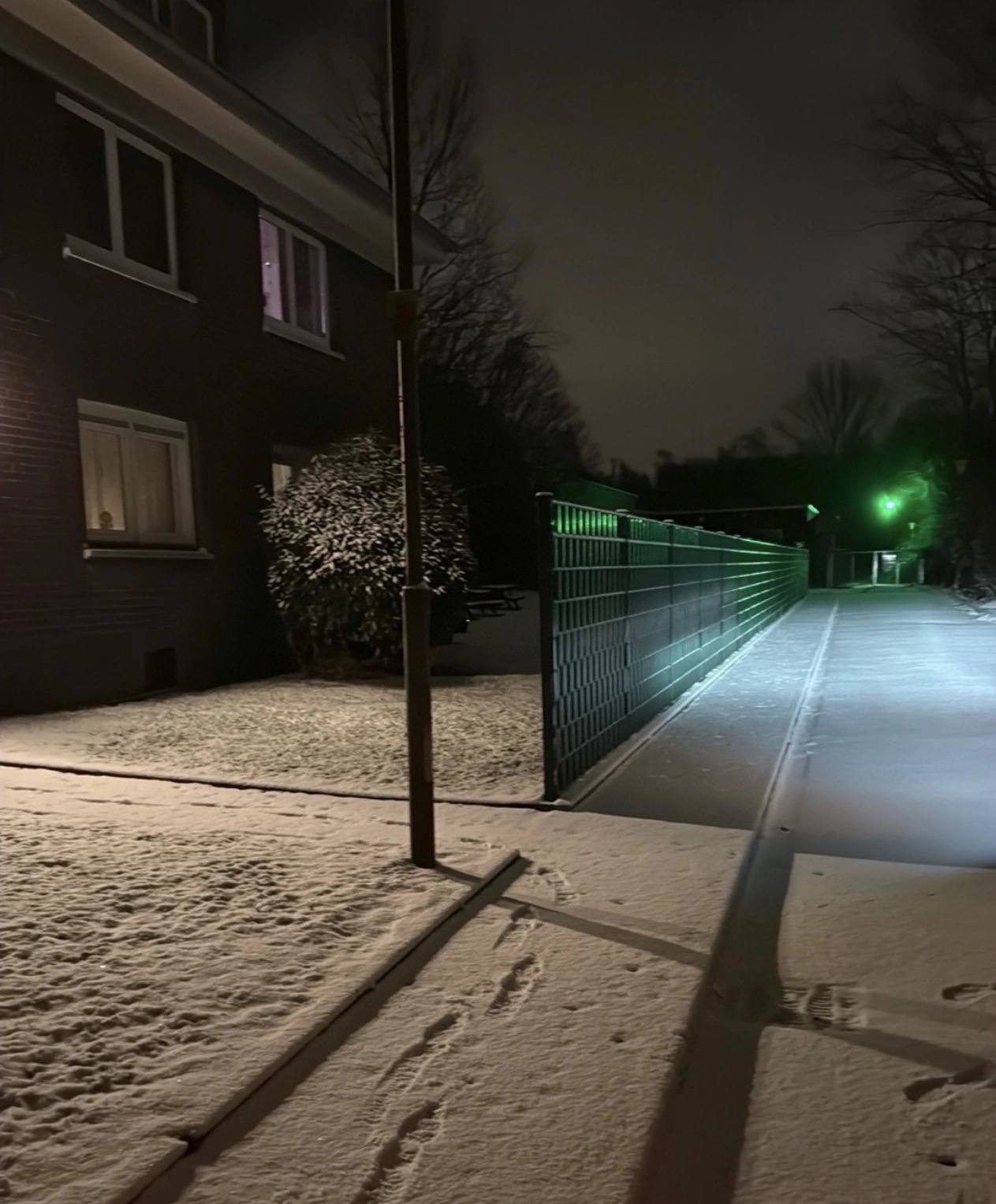 Verschneite und glatte Fläche vor dem Winterdienst