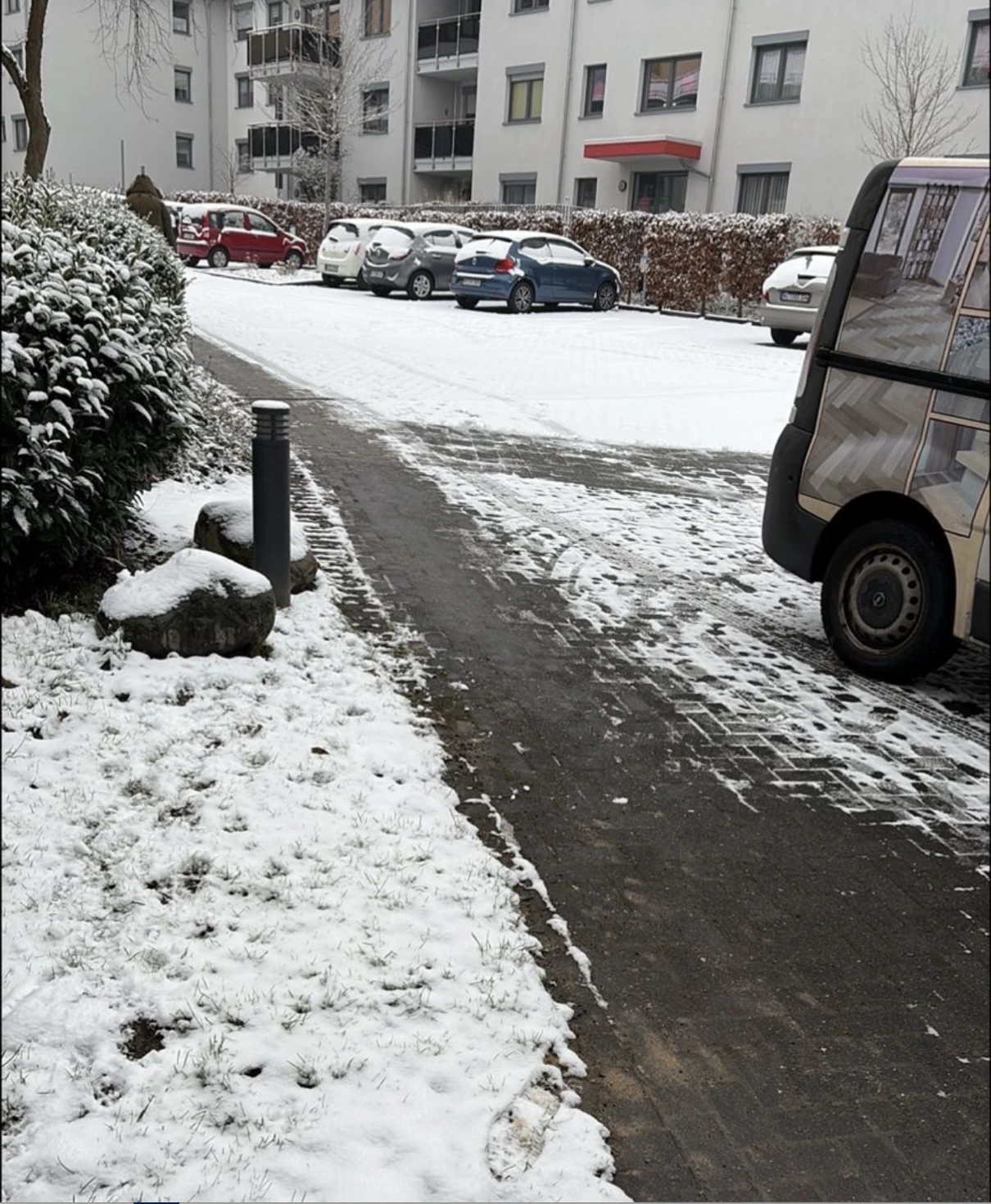 Professioneller Winterdienst auf geräumten und gestreuten Außenflächen